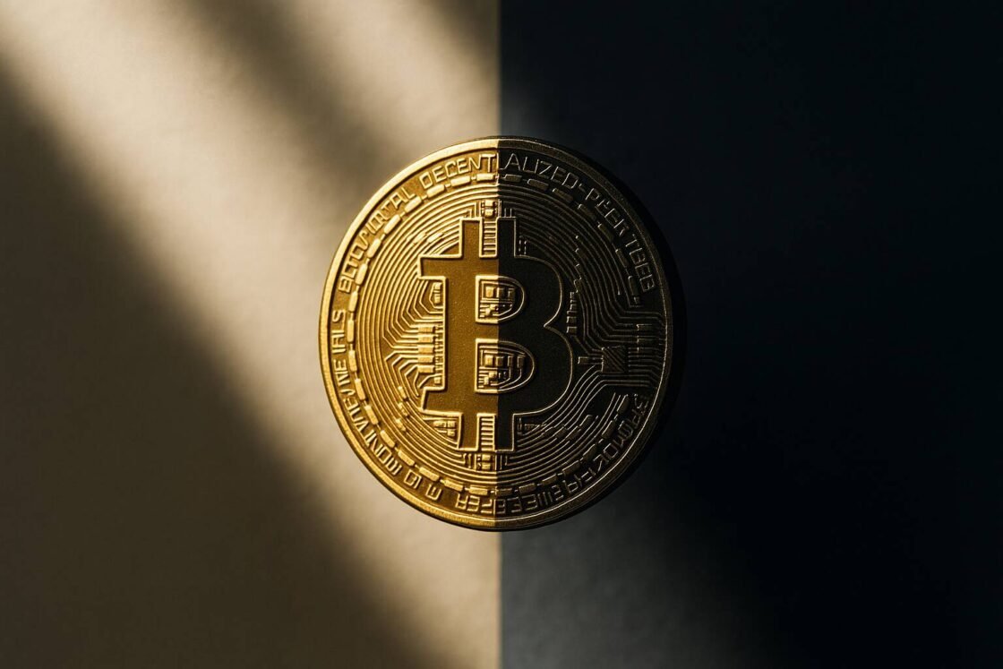 Utforska frågan om bitcoin är en bluff genom teknisk, ekonomisk och regulatorisk analys. Få en balanserad bild av kryptovalutans legitimitet 2025.